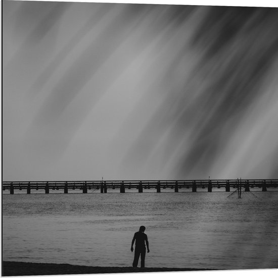 WallClassics - Dibond - Persoon bij Vlonder aan het Water - 80x80 cm Foto op Aluminium (Met Ophangsysteem)