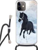 Hoesje met koord Geschikt voor iPhone 12 - Paard - Sneeuw - Bos - Siliconen - Crossbody - Backcover met Koord - Telefoonhoesje met koord - Hoesje met touw