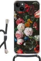 Geschikt voorApple Iphone 14 Plus - Crossbody Case - Stilleven met bloemen in een glazen vaas - Schilderij van Jan Davidsz. de Heem - Siliconen - Crossbody - Backcover met Koord - Telefoonhoesje met koord - Hoesje met touw