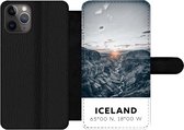 Bookcase Geschikt voor iPhone 11 Pro telefoonhoesje - IJsland - Zon - Bergen - Met vakjes - Wallet case met magneetsluiting