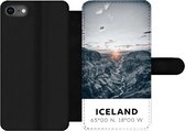 Bookcase Geschikt voor iPhone SE 2020 telefoonhoesje - IJsland - Zon - Bergen - Met vakjes - Wallet case met magneetsluiting