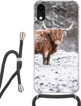 Hoesje met koord Geschikt voor iPhone XR - Schotse Hooglander - Boom - Sneeuw - Siliconen - Crossbody - Backcover met Koord - Telefoonhoesje met koord - Hoesje met touw