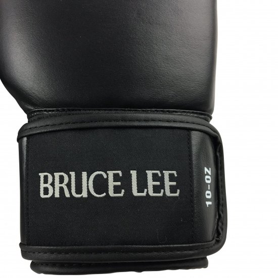 Zwarte bokshandschoen met 'BRUCE LEE' en '10-OZ' op de klittenbandsluiting.