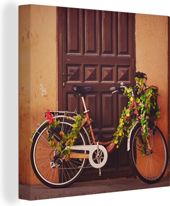 Vélo avec des fleurs se dresse contre une porte 90x90 cm - Tirage photo sur  toile... | bol.com
