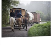 WallClassics - Dibond - Ouderwetse Caravan met Paard en Wagen - 100x75 cm Foto op Aluminium (Wanddecoratie van metaal)