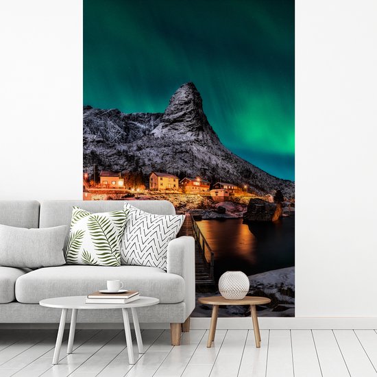 Behang - Fotobehang Noorderlicht - IJsland - Sneeuw - Dorp - Groen - Bergen - Breedte 155 cm x hoogte 240 cm