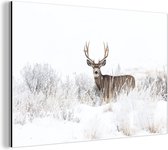 Wanddecoratie Metaal - Aluminium Schilderij Industrieel - Hert - Winter - Sneeuw - Dieren - Seizoenen - Wit - 120x80 cm - Dibond - Foto op aluminium - Industriële muurdecoratie - Voor de woonkamer/slaapkamer