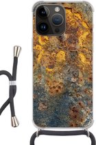 Geschikt voorApple Iphone 14 Pro - Crossbody Case - Goud - Metaal - Roest print - Grijs - Abstract - Patroon - Siliconen - Crossbody - Backcover met Koord - Telefoonhoesje met koord - Hoesje met touw