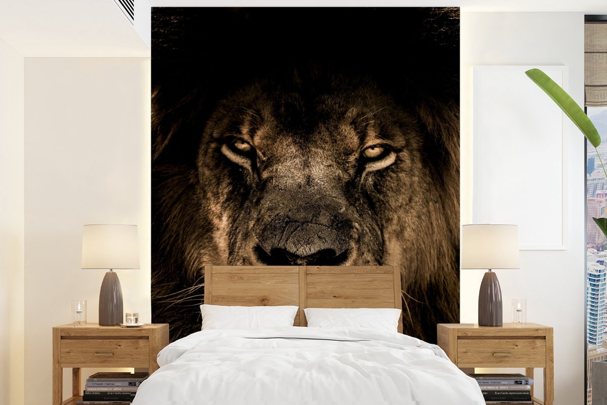 Behang - Fotobehang Leeuw - Dieren - Zwart - Portret - Breedte 190 cm x hoogte 260 cm