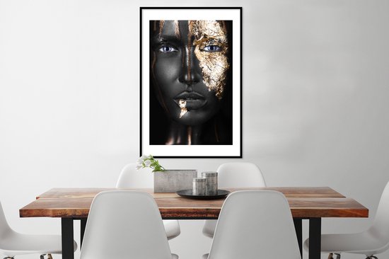 Image unique d'une femme maquillée aux nuances dorées. Le portrait est facile à combiner grâce aux couleurs noir et or 60x90 cm
