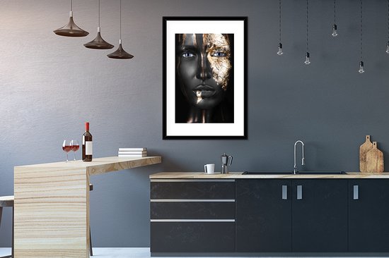 Image unique d'une femme maquillée aux nuances dorées. Le portrait est facile à combiner grâce aux couleurs noir et or 60x90 cm
