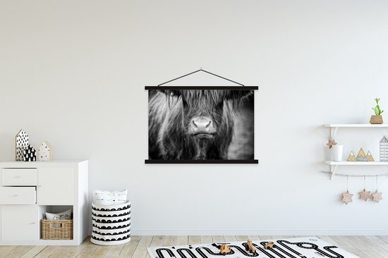 Posterhanger incl. Poster 150x100 cm - Schoolplaat - Schotse hooglander - Koe - Zwart - Wit - Dieren - Textielposter - Zwarte latten