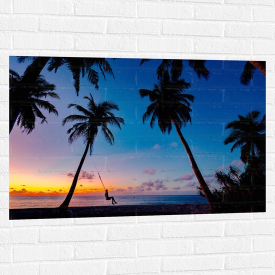 WallClassics - Muursticker - Silhouet van Persoon op Schommel met Palmbomen - 105x70 cm Foto op Muursticker