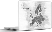 Laptop sticker - 15.6 inch - Kaart van Europa weergegeven op krantenpapier - zwart wit - 36x27,5cm - Laptopstickers - Laptop skin - Cover