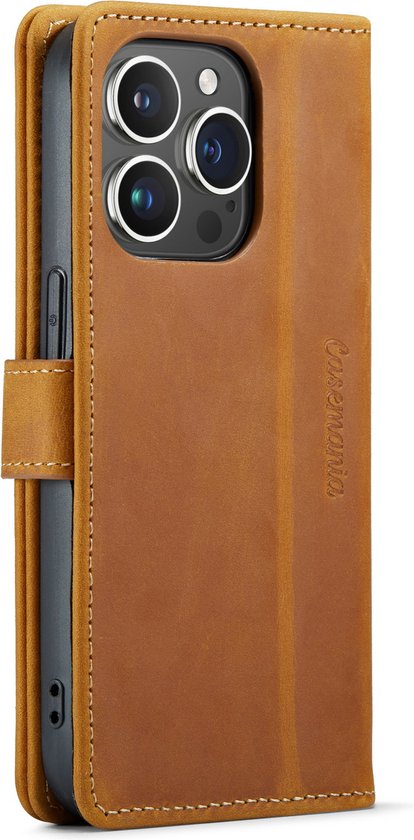 Bruin leren portemonnee hoesje geopend met iPhone 14 Pro en Casemania logo.