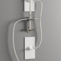 Panneau de douche chromé avec des tuyaux flexibles blancs connectés à des points d'entrée d'eau blancs.