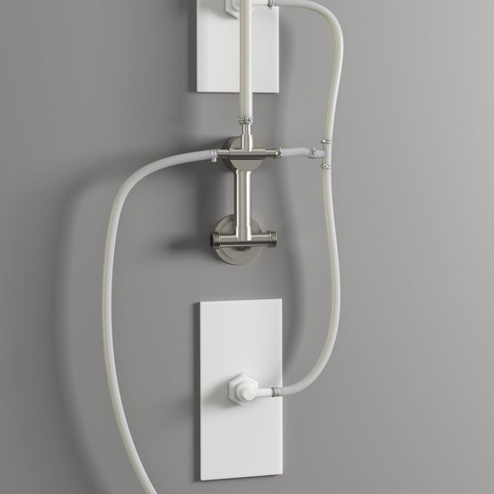Panneau de douche chromé avec des tuyaux flexibles blancs connectés à des points d'entrée d'eau blancs.