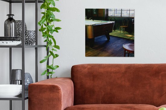 Une table de billard est dans une toile de pub 50x50 cm - Tirage photo sur toile (Décoration murale salon / chambre)