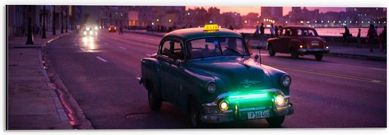 WallClassics - Dibond - Blauw Taxi in Paarsgekleurde Stad - 60x20 cm Foto op Aluminium (Wanddecoratie van metaal)