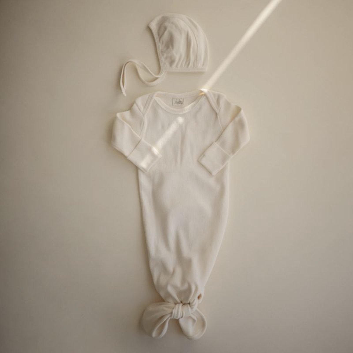 Mushie - Ribbed Baby Bonnet - Babymutsjes - Ivory