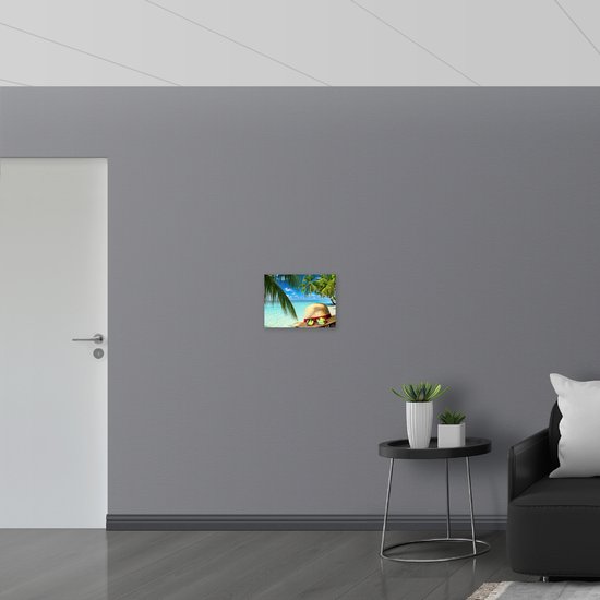 WallClassics - Dibond - Hoed met Zonnebril op het Strand - 40x30 cm Foto op Aluminium (Wanddecoratie van metaal)