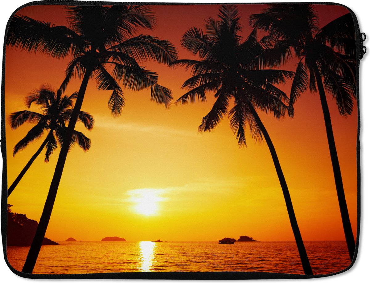 Laptophoes 17 inch - Palmboom - Zonsondergang - Strand - Oranje - Tropisch - Laptop sleeve - Binnenmaat 41x28 cm - Zwarte achterkant
