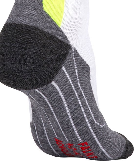 Grijze en zwarte Falke sportsok met witte en neongele accenten bij de hiel en de zijkant.