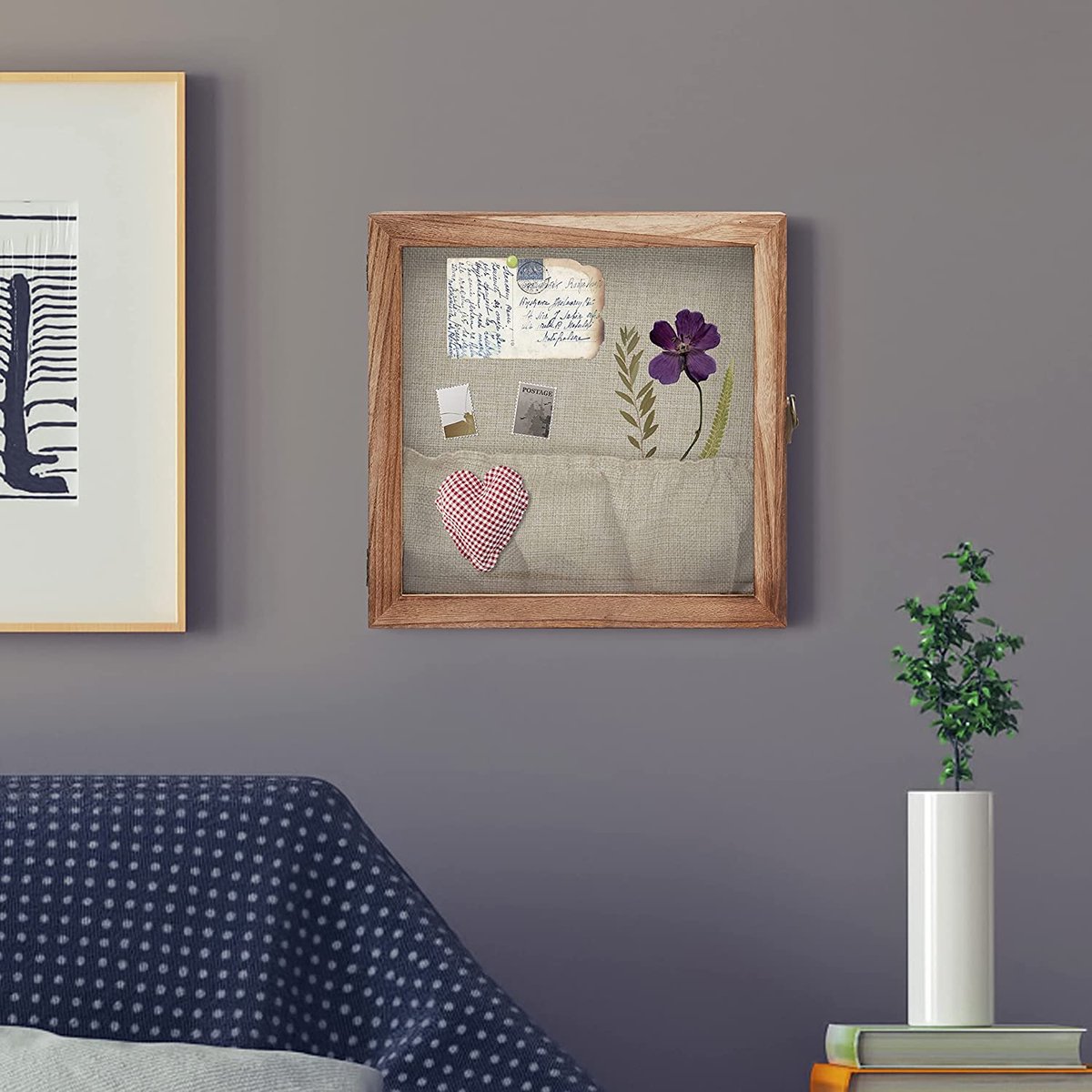 Hoge vitrinekast uit de jaren 60 met geribbeld glas – Vintage Pareltjes