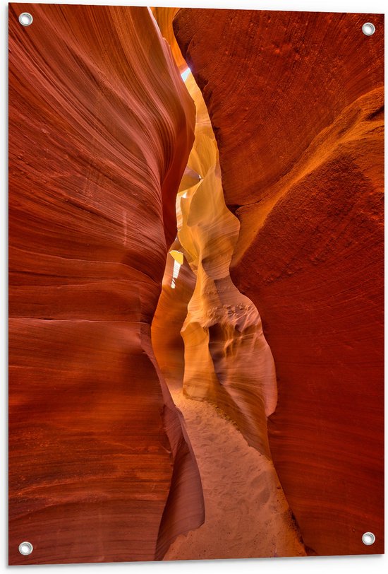 WallClassics - Tuinposter – Smalle gang bij Antelope Canyon - 60x90 cm Foto op Tuinposter  (wanddecoratie voor buiten en binnen)