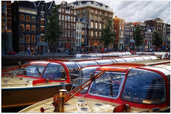 WallClassics - Poster Glanzend – Toeristenboten in Amsterdamse Grachten - 90x60 cm Foto op Posterpapier met Glanzende Afwerking