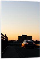 WallClassics - Acrylglas - Auto op Dak van Parkeergarage - 50x75 cm Foto op Acrylglas (Met Ophangsysteem)