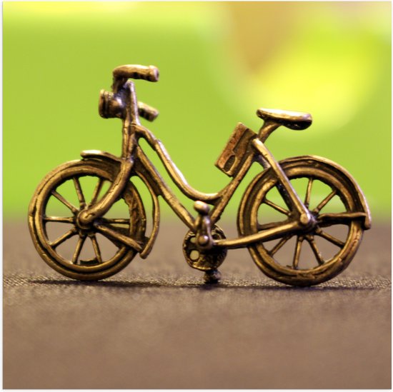 WallClassics - Poster Glanzend – Miniatuurbeeld van Gouden Fiets - 80x80 cm Foto op Posterpapier met Glanzende Afwerking