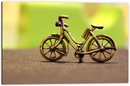 WallClassics - Dibond - Miniatuurbeeld van Gouden Fiets - 60x40 cm Foto op Aluminium (Wanddecoratie van metaal)