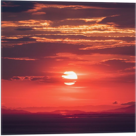 WallClassics - Vlag - Ondergaande Zon achter Wolken - 50x50 cm Foto op Polyester Vlag