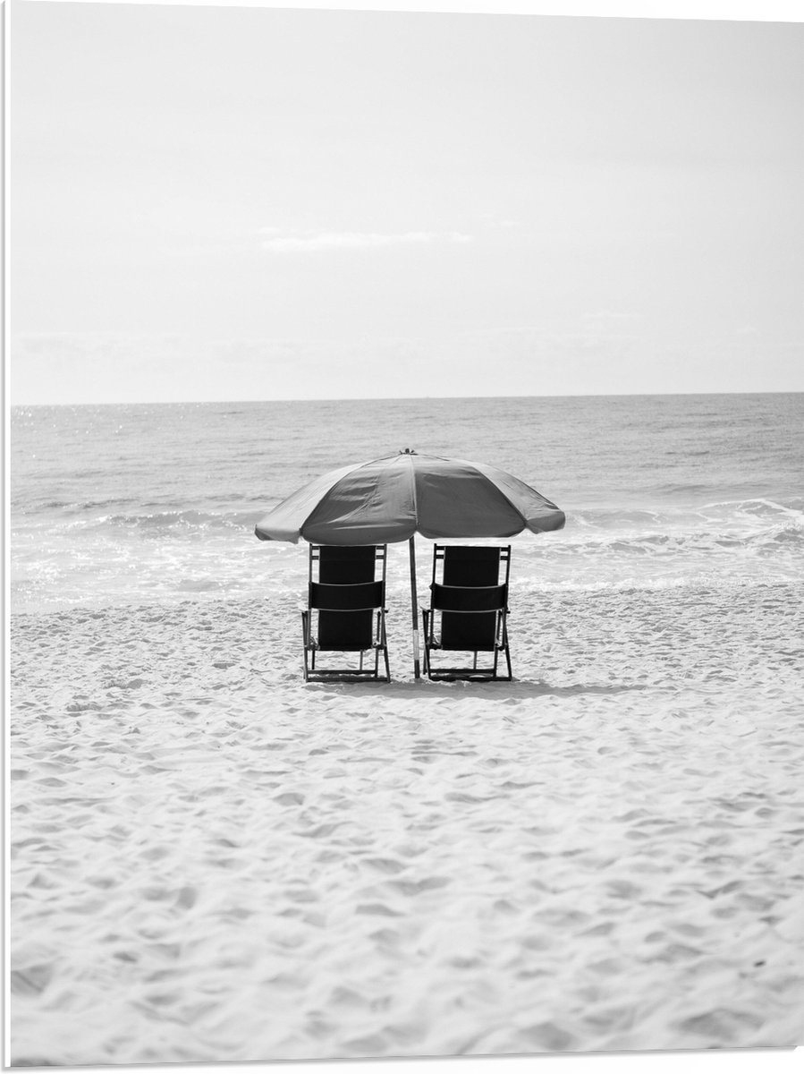 PVC Schuimplaat - Stoelen op het Strabd met Parasol in het zwart-wit - 60x80 cm Foto op PV