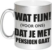 Wat fijn voor ons dat je met pensioen gaat koffiemok / theebeker - 330 ml - zilverkleurig - VUT / pensioen - afscheidscadeau collega