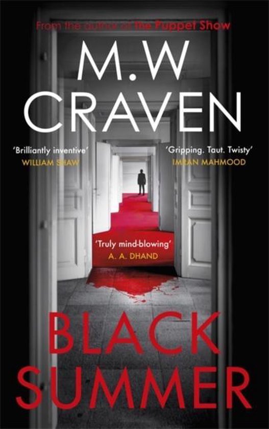 Boekomslag met de titel Black Summer van M.W. Craven. Een gang met een rode loper en bloedspatten.