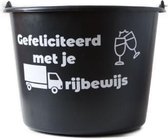Cadeau emmer – 12 liter – zwart – met tekst: Gefeliciteerd met je vrachtwagen rijbewijs