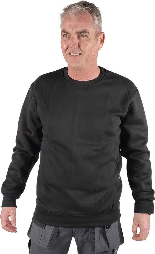 Un homme porte un sweatshirt noir à col rond STØRVIK, uni, manches longues.