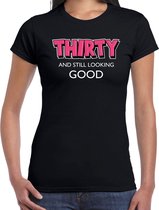 Thirty and still looking good / 30 jaar cadeau t-shirt / shirt - zwart met witte en roze letters - voor dames -  Verjaardag cadeau XL
