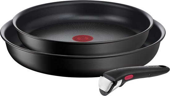 Stapelbare zwarte koekenpannen, één met rode Thermo-Signal indicator, met afneembare zwarte handgreep.