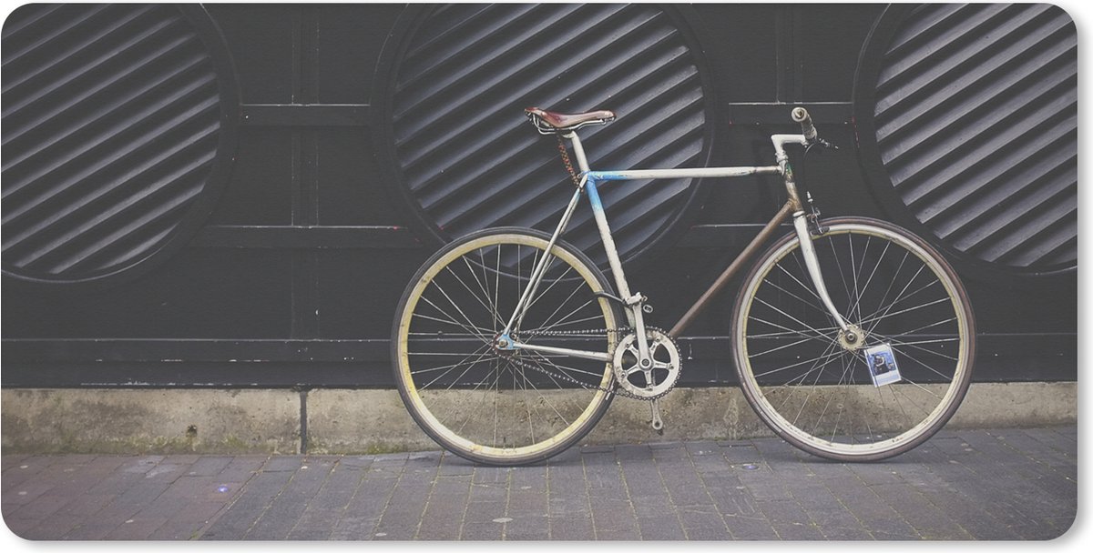 Muismat XXL - Bureau onderlegger - Bureau mat - Een fiets geparkeerd op stoep - 80x40 cm - XXL muismat