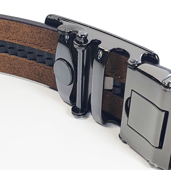 Bruine leren riem met een glanzende, zwarte automatische gesp.