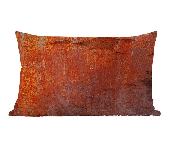 Coussin rouille clair avec une texture métallique vieillie.
