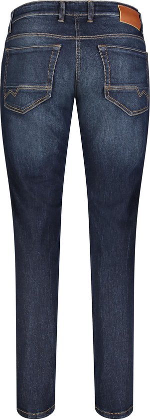 De achterkant van een donkerblauwe jeans met subtiele wassing en oranje stiksels. Recht model, zichtbaar vanaf de achterkant.
