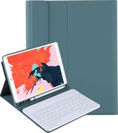 Mobigear Tablethoes geschikt voor Apple iPad Air 5 (2022) Hoes | Mobigear Keys QWERTY Bluetooth Toetsenbord Bookcase + Stylus Houder - Groen