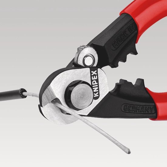 Detailopname van een Knipex staaldraadschaar met een kabel.
