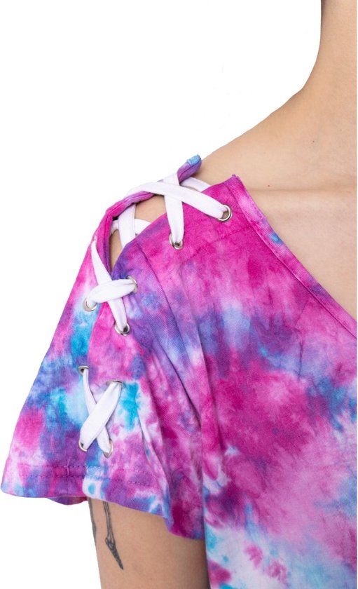 Roze en blauwe tie-dye jurk met witte veters aan de schouderbanden.