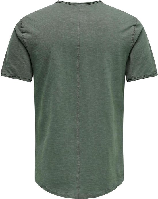 Achterkant van een groen T-shirt met een centrale naad en ruwe afwerking.