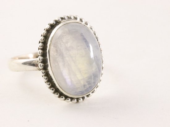 Bewerkte ovale zilveren ring met regenboog maansteen - maat 19